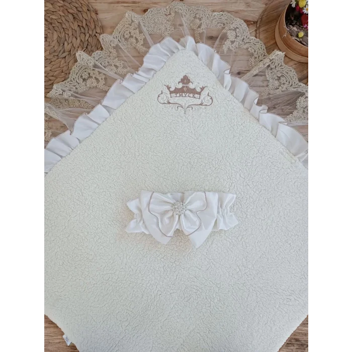 Luz&Pos Yenidoğan Wool Yün Kumaş Taç Nakışlı Güpür Duvaklı Fiyonk Prizma Taş Unisex Kundak Bebek Battaniyesi Kahverengi