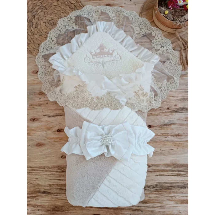 Luz&Pos Yenidoğan Wool Yün Kumaş Taç Nakışlı Güpür Duvaklı Fiyonk Prizma Taş Unisex Kundak Bebek Battaniyesi Bej