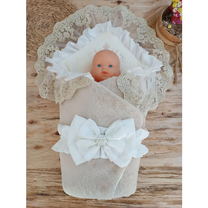 Luz&Pos Yenidoğan Wool Yün Kumaş Taç Nakışlı Güpür Duvaklı Fiyonk Prizma Taş Unisex Kundak Bebek Battaniyesi Bej
