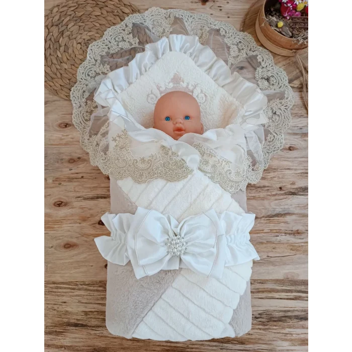 Luz&Pos Yenidoğan Wool Yün Kumaş Taç Nakışlı Güpür Duvaklı Fiyonk Prizma Taş Unisex Kundak Bebek Battaniyesi Bej