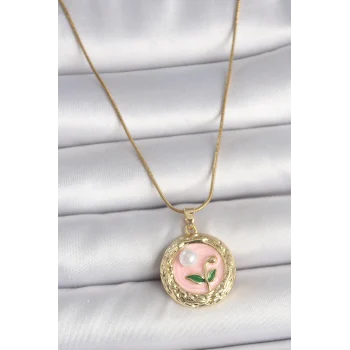 316L Çelik Gold Renk Zincir Pembe Çiçek İşlemeli inci Detay Portre Model Kadın Kolye