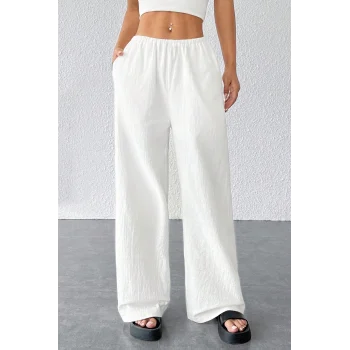 Kadın Beyaz Bol Kesim Cepli Geniş Paça Dökümlü Pantolon – Modern ve Şık Tasarım