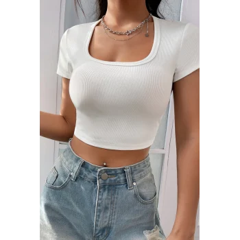 Kadın Beyaz Yarım Kol Düz Yaka Crop Top Bluz – Şık, Rahat ve Kolay Kombinlenebilir