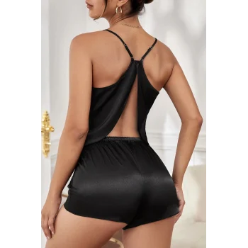 Kadın Siyah Asimetrik Sırt Dekolte Detaylı Şık Şortlu Gecelik Takım – Modern, Konforlu ve Günlük Kombinlere Uygun