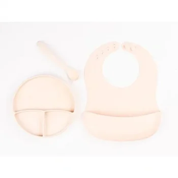 Krem Rengi 3’lü Silikon Yemek Seti – Önlük + Diş Kaşıyıcılı Kaşık + Vakumlu Tabak