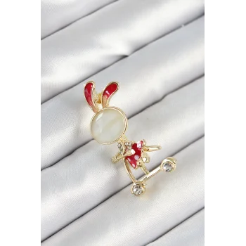 Zirkon Taş Detaylı Kırmızı 3D Scooter Süren Tavşan Kız Figürlü Gold Renk Kadın Broş