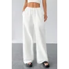 Kadın Beyaz Bol Kesim Cepli Geniş Paça Dökümlü Pantolon – Modern ve Şık Tasarım