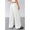 Kadın Beyaz Bol Kesim Cepli Geniş Paça Dökümlü Pantolon – Modern ve Şık Tasarım