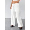 Kadın Beyaz Bol Kesim Cepli Geniş Paça Dökümlü Pantolon – Modern ve Şık Tasarım