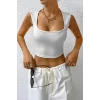 Kadın Beyaz Kare Yaka Kalınlaşan Omuz Detaylı Crop Top Bluz – Şık, Rahat ve Kolay Kombinlenebilir