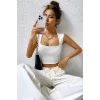 Kadın Beyaz Kare Yaka Kalınlaşan Omuz Detaylı Crop Top Bluz – Şık, Rahat ve Kolay Kombinlenebilir