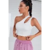 Kadın Beyaz Tek Omuz Cut Out Detaylı Crop Top Bluz – Şık, Rahat ve Kolay Kombinlenebilir