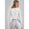 Kadın Beyaz Uzun Kollu Önden Bağlama Detaylı Crop Top Bluz – Şık, Rahat ve Kolay Kombinlenebilir