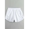Kadın Beyaz Yırtmaçlı Etek Görünümlü Şık Deniz Şortu – Modern ve Şık Tasarım