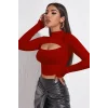 Kadın Kırmızı Göğüs Dekolteli Uzun Kollu Cut Out Crop Top Bluz – Şık, Rahat ve Kolay Kombinlenebilir
