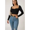Kadın Siyah Uzun Kol Göğüs Dekolteli Şık Crop Top Bluz – Şık, Rahat ve Kolay Kombinlenebilir