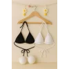 Kadın Siyah ve Beyaz Minimal Kesim Üçgen Bikini Üstü – Modern ve Şık Tasarım