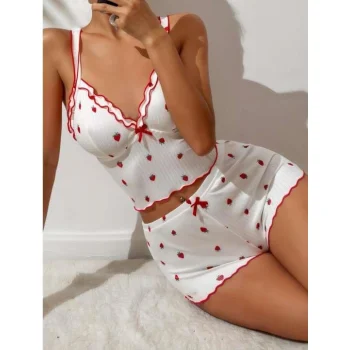 Luz&Pos Arias Closet Beyaz Üstüne Çilek Desenli Fitilli Askılı Şortlu Pijama Takımı