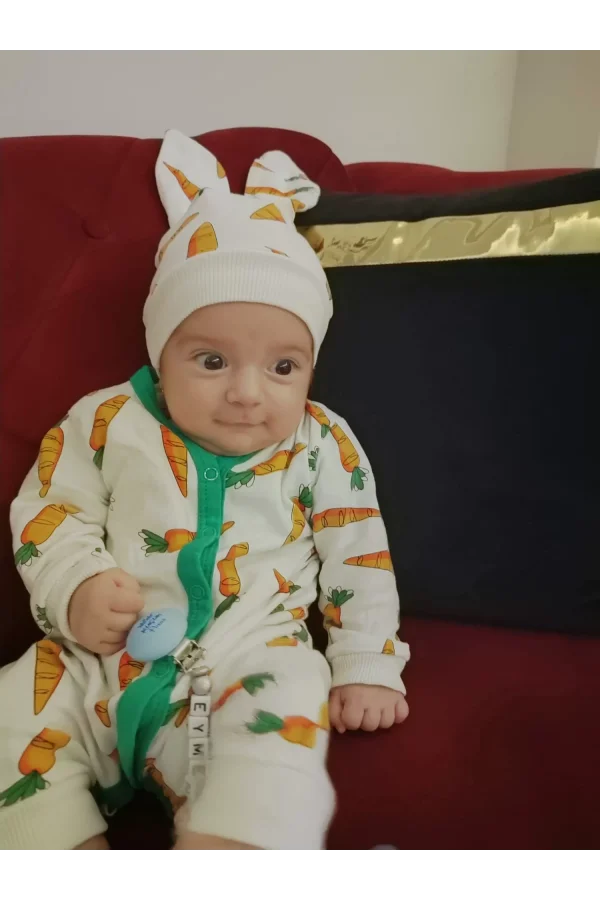 Luz&Pos 3-6-9-12 Ay Kulaklı Şapkalı Havuç Baskılı Boydan Çıtçıtlı Uzun Kollu Kız Erkek Bebek Tulumu Beyaz