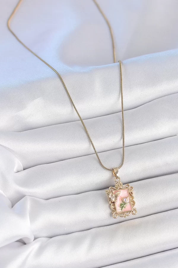 316L Çelik Gold Renk Zincir Pembe Mineli Çiçek İşlemeli Zirkon Taşlı Kelebek Detay Portre Model Kadın Kolye