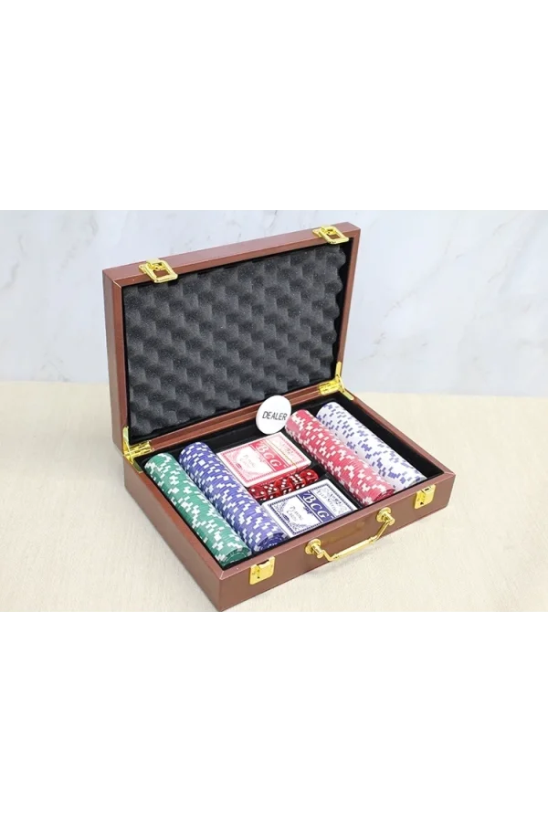 Deri Çantalı 200 Chip Ve 2 Adet İskambil Kağitına Sahip Poker Oyunu Alk4229