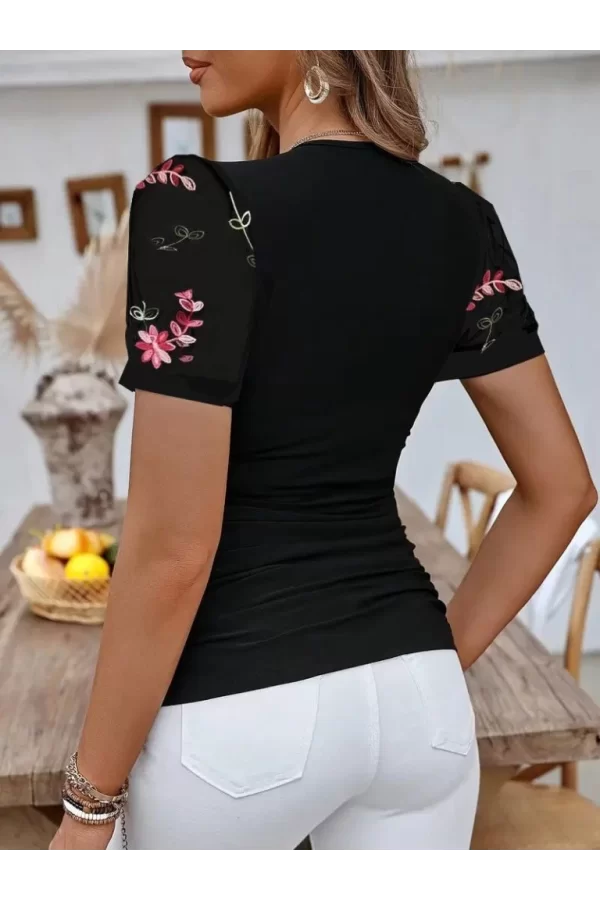 Kadın Kısa Kollu çiçek Nakışlı V Yakalı Viskon Bluz