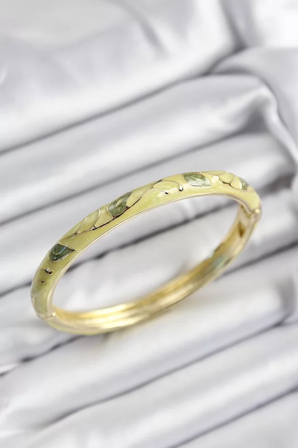 Mineli Pirinç Fıstık Yeşili Yaprak Motifli Gold Renk Kadın Kelepçe