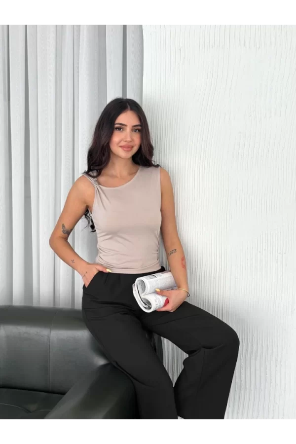 Osy Modal Yumuşak Dokulu Kumaş Bisiklet Yaka Sıfır Kol Bluz Omuz Toka Aksesuar Detaylı - Bej