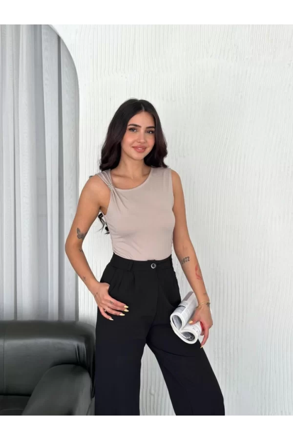 Osy Modal Yumuşak Dokulu Kumaş Bisiklet Yaka Sıfır Kol Bluz Omuz Toka Aksesuar Detaylı - Bej