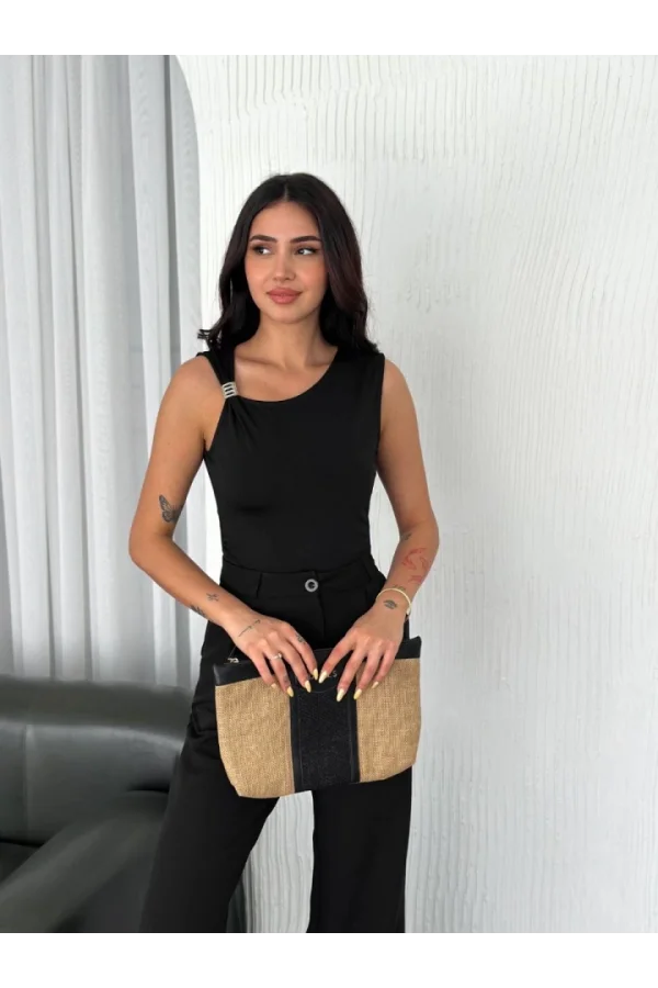 Osy Modal Yumuşak Dokulu Kumaş Bisiklet Yaka Sıfır Kol Bluz Omuz Toka Aksesuar Detaylı - Siyah