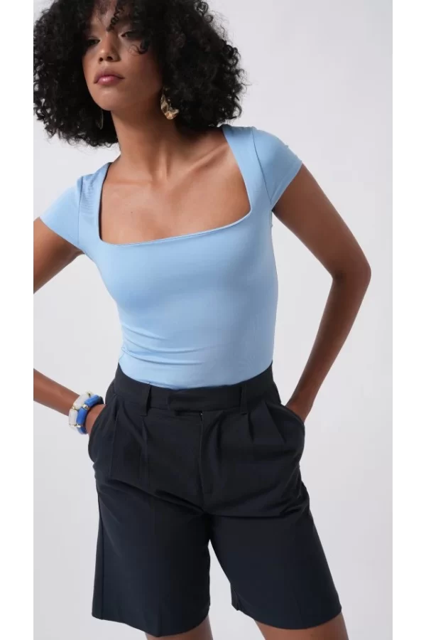 Pencere Detay Mini Dekolte Bluz