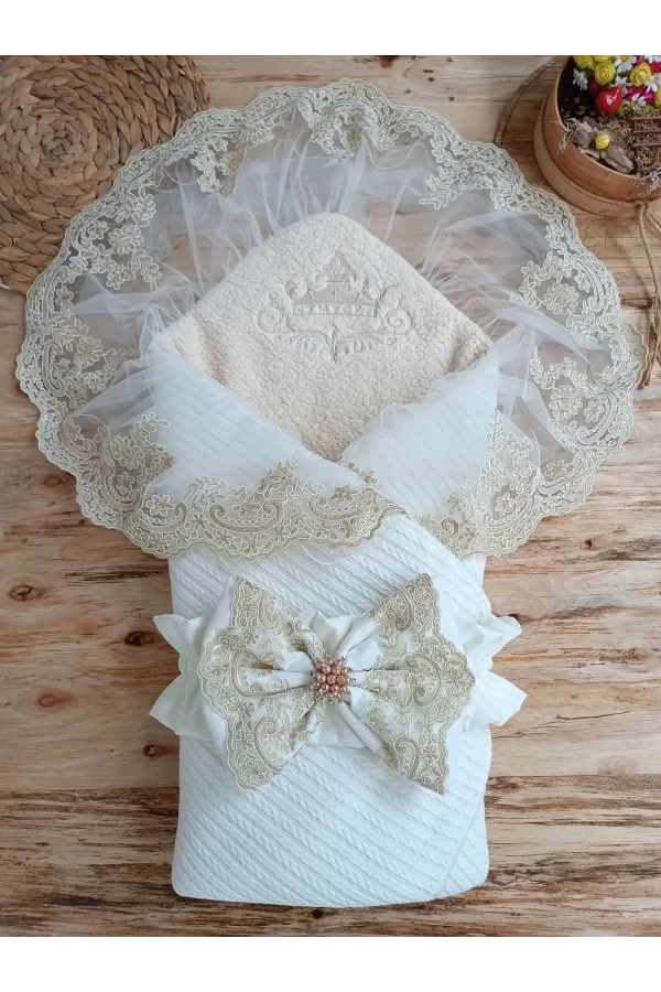 Luz&Pos Yenidoğan Kuzulu Taç Nakış Güpürlü Fiyonklu Duvaklı Prizma Taş Unisex Kundak Bebek Battaniyesi Ekru