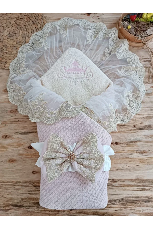 Luz&Pos Yenidoğan Kuzulu Taç Nakış Güpürlü Fiyonklu Duvaklı Prizma Taş Unisex Kundak Bebek Battaniyesi Pembe