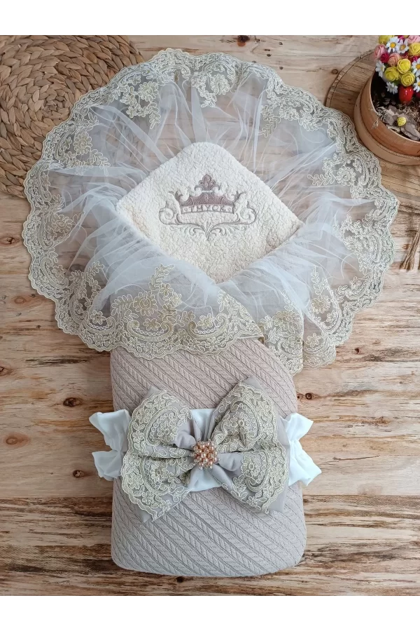 Luz&Pos Yenidoğan Kuzulu Taç Nakış Güpürlü Fiyonklu Duvaklı Prizma Taş Unisex Kundak Bebek Battaniyesi Bej