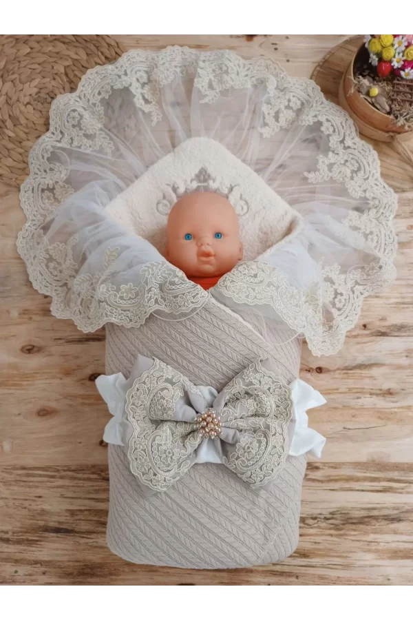 Luz&Pos Yenidoğan Kuzulu Taç Nakış Güpürlü Fiyonklu Duvaklı Prizma Taş Unisex Kundak Bebek Battaniyesi Bej