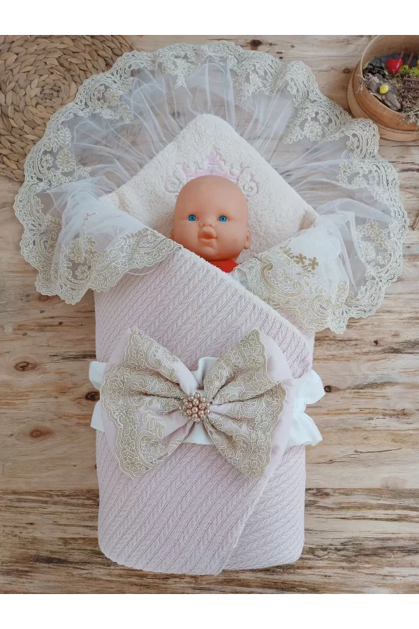 Luz&Pos Yenidoğan Kuzulu Taç Nakış Güpürlü Fiyonklu Duvaklı Prizma Taş Unisex Kundak Bebek Battaniyesi Pembe