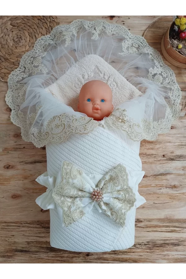 Luz&Pos Yenidoğan Kuzulu Taç Nakış Güpürlü Fiyonklu Duvaklı Prizma Taş Unisex Kundak Bebek Battaniyesi Ekru