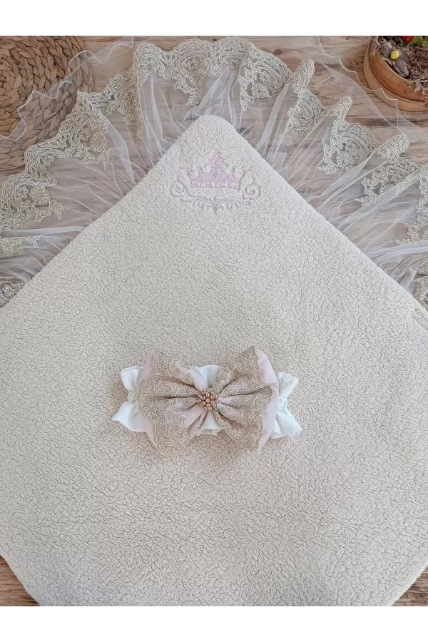 Luz&Pos Yenidoğan Kuzulu Taç Nakış Güpürlü Fiyonklu Duvaklı Prizma Taş Unisex Kundak Bebek Battaniyesi Pembe