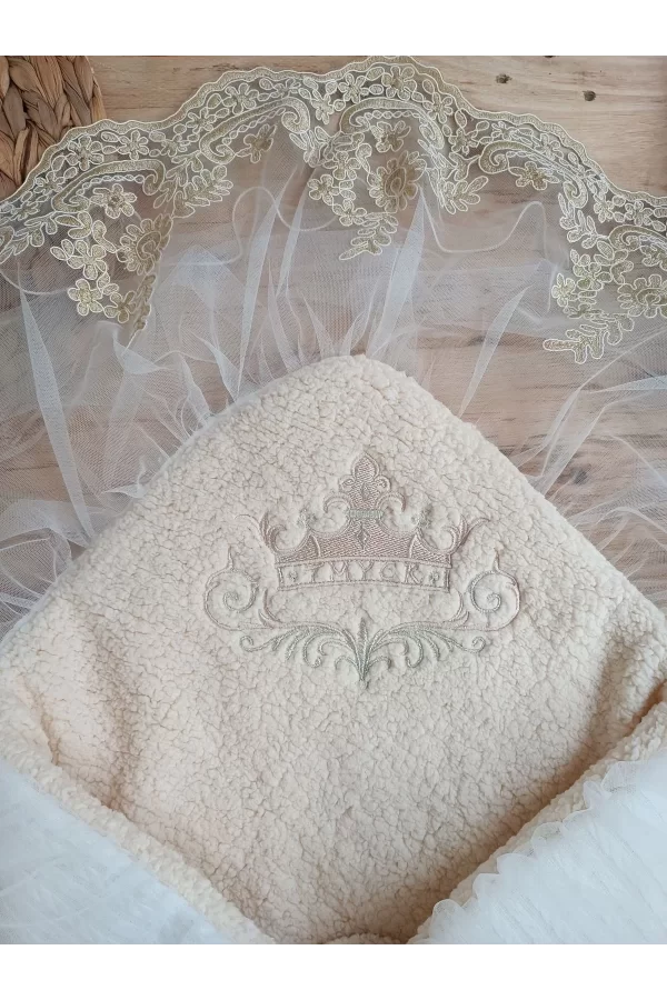 Luz&Pos Yenidoğan Kuzulu Taç Nakış Güpürlü Fiyonklu Duvaklı Prizma Taş Unisex Kundak Bebek Battaniyesi Ekru