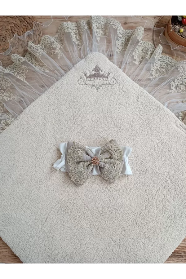 Luz&Pos Yenidoğan Kuzulu Taç Nakış Güpürlü Fiyonklu Duvaklı Prizma Taş Unisex Kundak Bebek Battaniyesi Bej