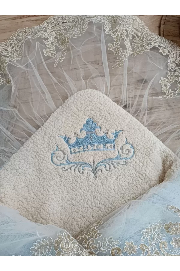 Luz&Pos Yenidoğan Kuzulu Taç Nakış Güpürlü Fiyonklu Duvaklı Prizma Taş Unisex Kundak Bebek Battaniyesi Mavi