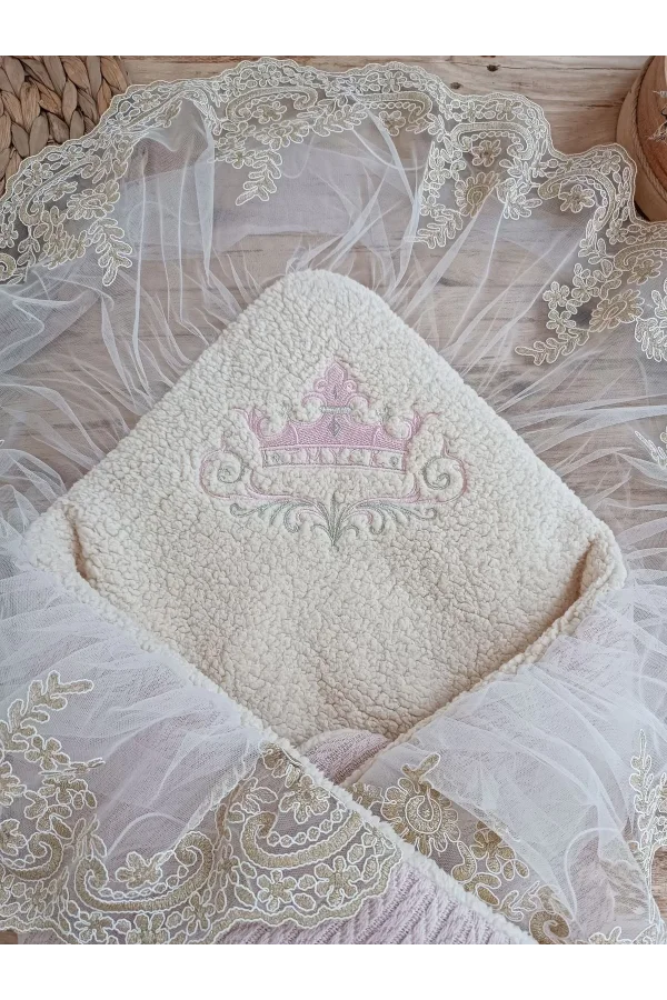 Luz&Pos Yenidoğan Kuzulu Taç Nakış Güpürlü Fiyonklu Duvaklı Prizma Taş Unisex Kundak Bebek Battaniyesi Pembe