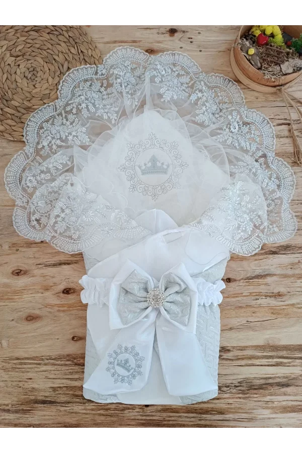 Luz&Pos Yenidoğan Titi Taç Nakışlı Plazma Taşlı Güpürlü Çift Fiyonk Duvaklı Trilüks Kundak Bebek Battaniyesi Gümüş