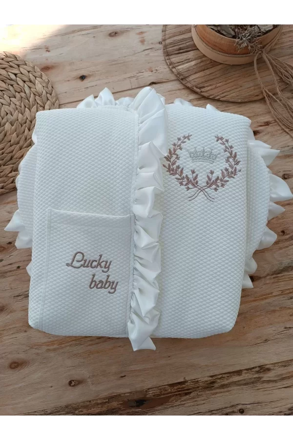 Luz&Pos Yenidoğan Ultralüks Fermuarlı Ve Cepli Lucky Baby Nakışlı Bebek Battaniyesi Kundak Ekru