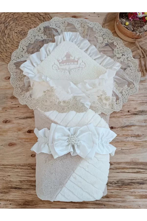 Luz&Pos Yenidoğan Wool Yün Kumaş Taç Nakışlı Güpür Duvaklı Fiyonk Prizma Taş Unisex Kundak Bebek Battaniyesi Bej