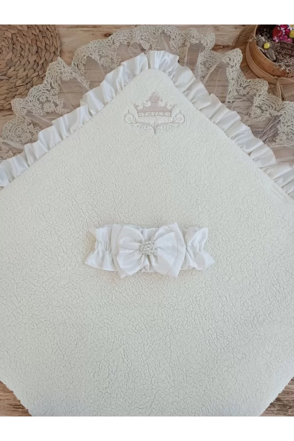 Luz&Pos Yenidoğan Wool Yün Kumaş Taç Nakışlı Güpür Duvaklı Fiyonk Prizma Taş Unisex Kundak Bebek Battaniyesi Bej