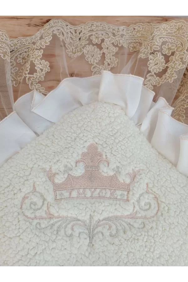 Luz&Pos Yenidoğan Wool Yün Kumaş Taç Nakışlı Güpür Duvaklı Fiyonk Prizma Taş Unisex Kundak Bebek Battaniyesi Bej