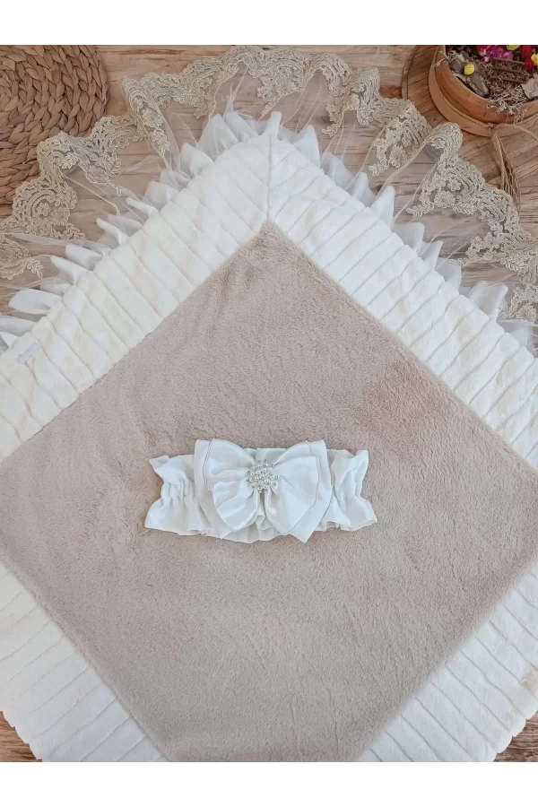 Luz&Pos Yenidoğan Wool Yün Kumaş Taç Nakışlı Güpür Duvaklı Fiyonk Prizma Taş Unisex Kundak Bebek Battaniyesi Bej