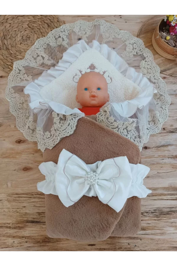Luz&Pos Yenidoğan Wool Yün Kumaş Taç Nakışlı Güpür Duvaklı Fiyonk Prizma Taş Unisex Kundak Bebek Battaniyesi Kahverengi