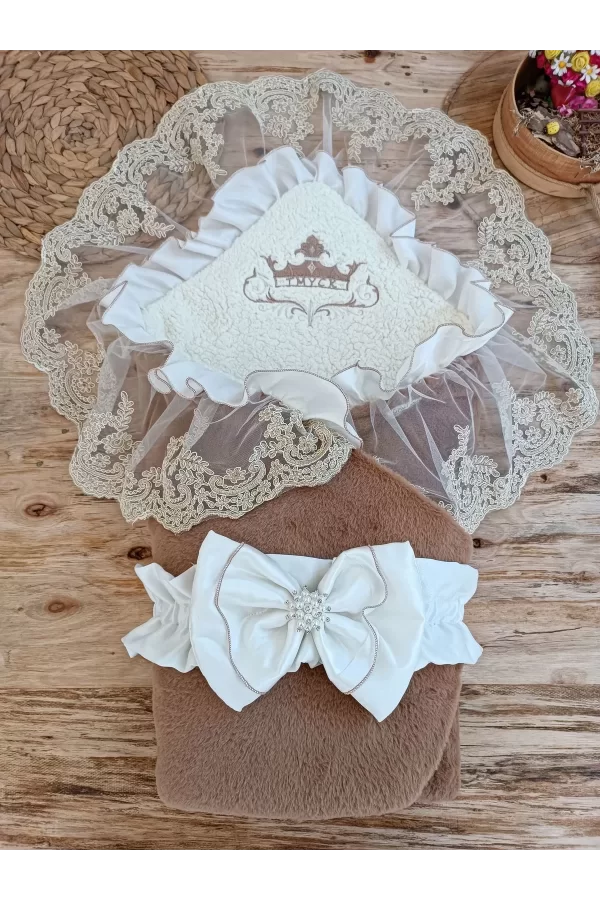 Luz&Pos Yenidoğan Wool Yün Kumaş Taç Nakışlı Güpür Duvaklı Fiyonk Prizma Taş Unisex Kundak Bebek Battaniyesi Kahverengi
